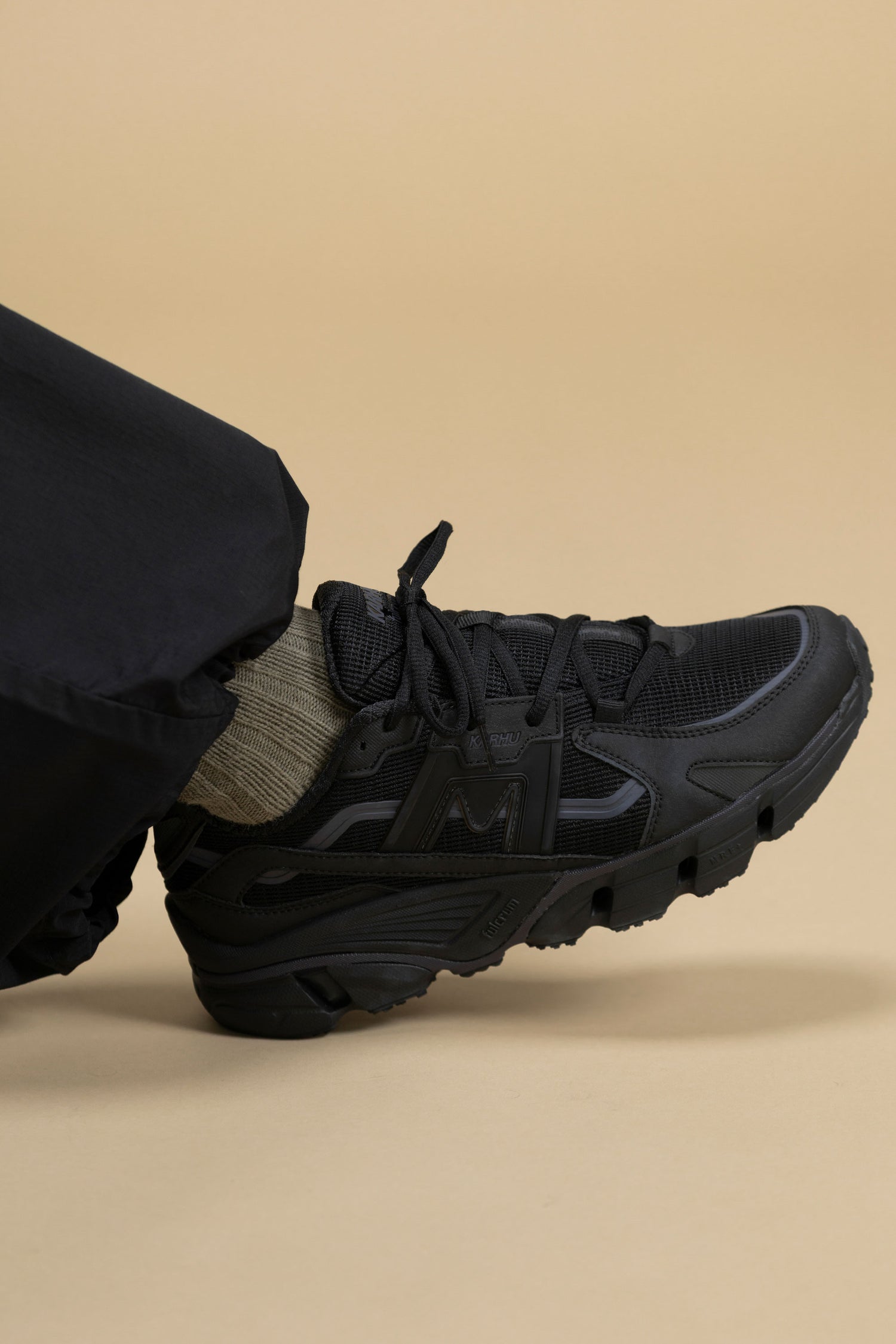 SUPER FULCRUM - BLACK / BLACK
