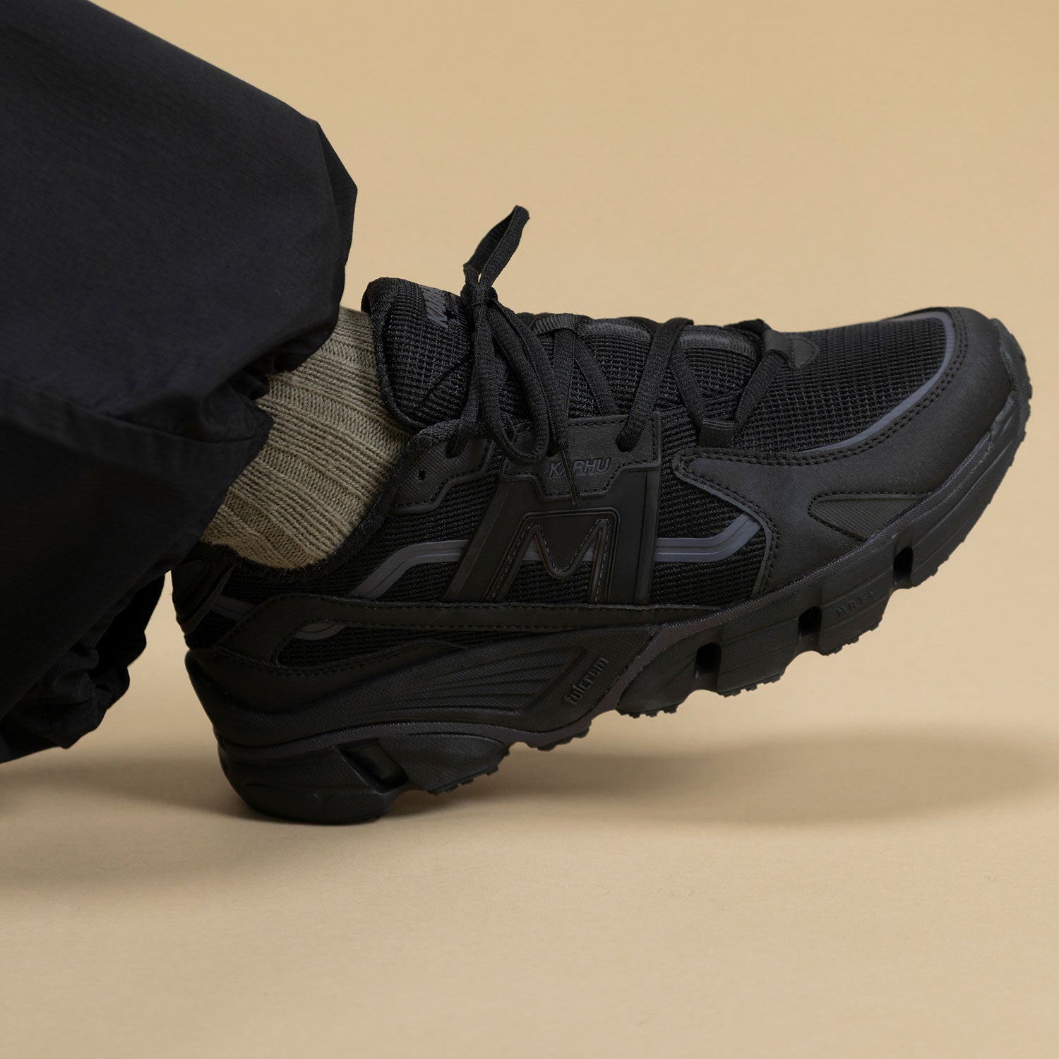 SUPER FULCRUM - BLACK / BLACK