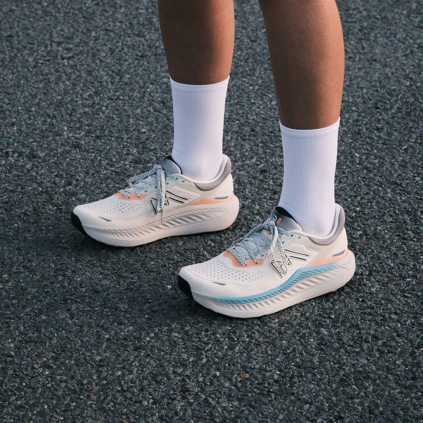 WOMEN'S MESTARI RUN 2.0 - EGRET / PEACH COBBLER