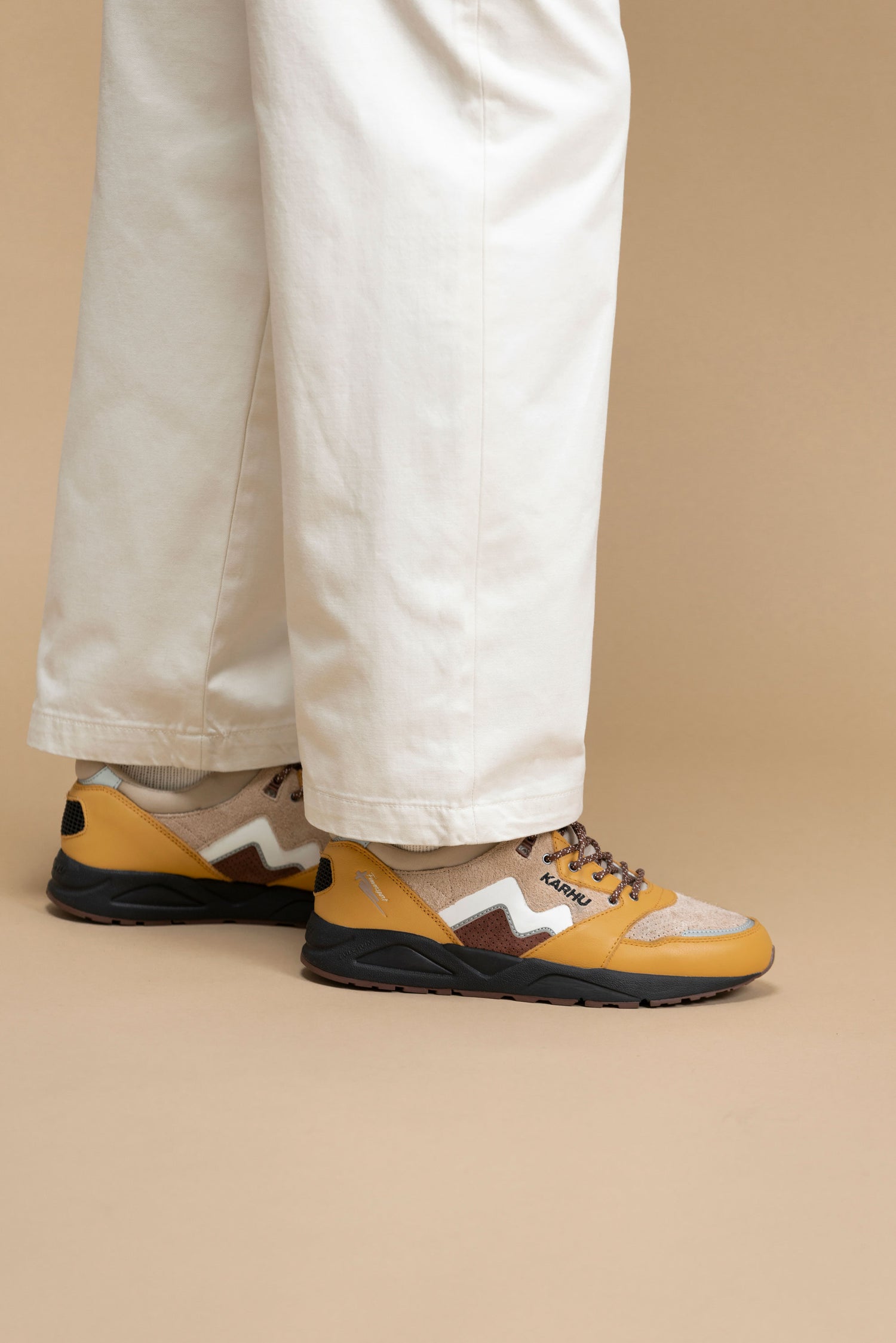 ARIA 95 - OAK BUFF / WHITE