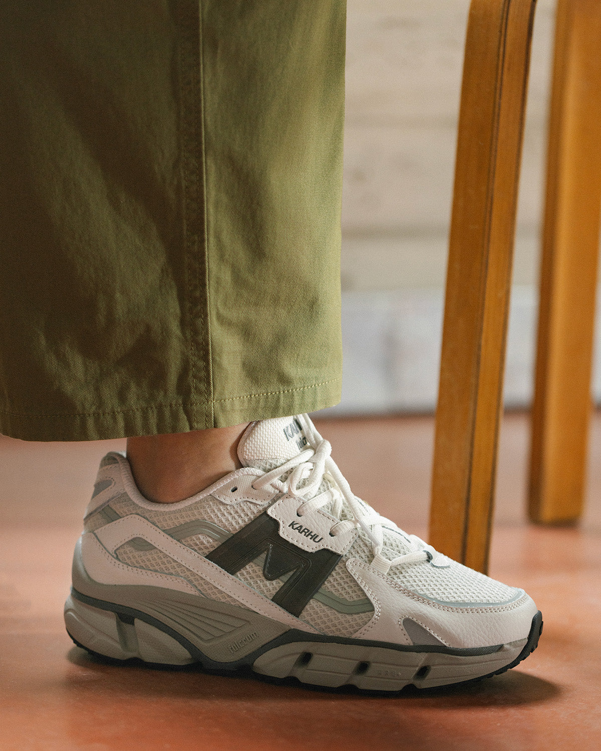 APL スーパーフューチャー ハーバーグレー日本未入荷・海外限定モデル Karhu Super Fulcrum Blanc De Blanc / Dark Gull Gray - Lifestyle