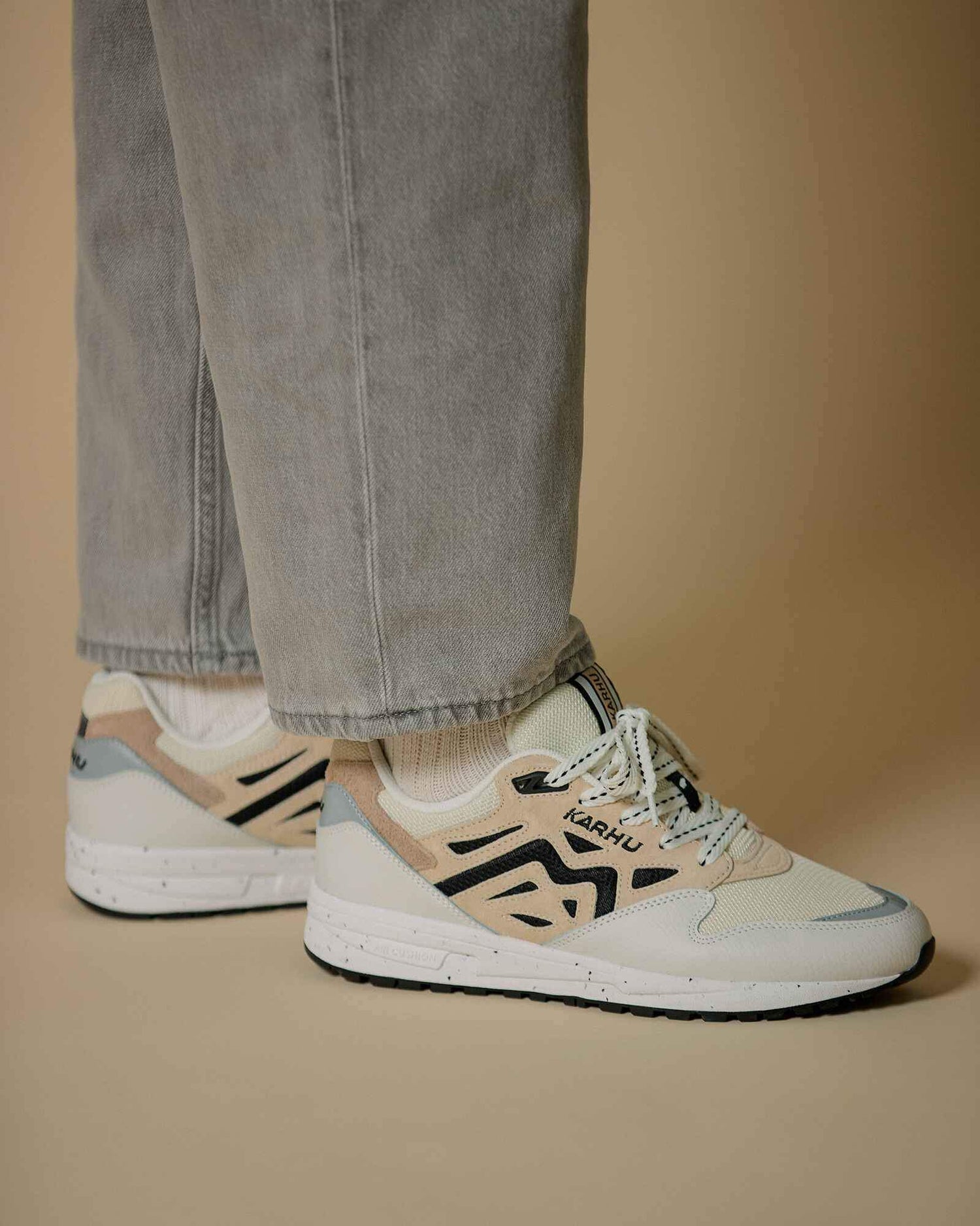 Karhu Legacy 96 Blanc de Blanc / Wood Ash - KH806084 Lifestyle