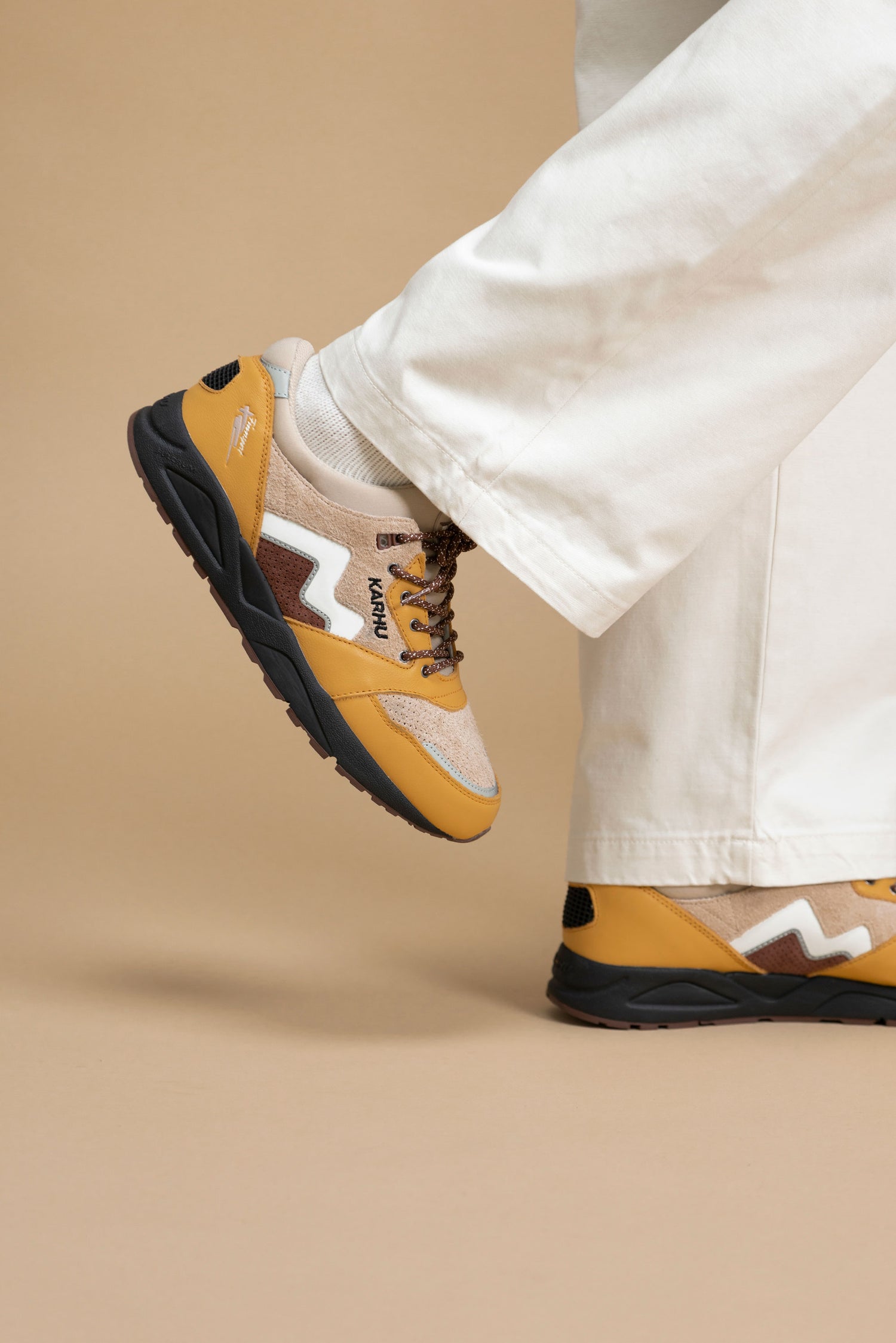 ARIA 95 - OAK BUFF / WHITE