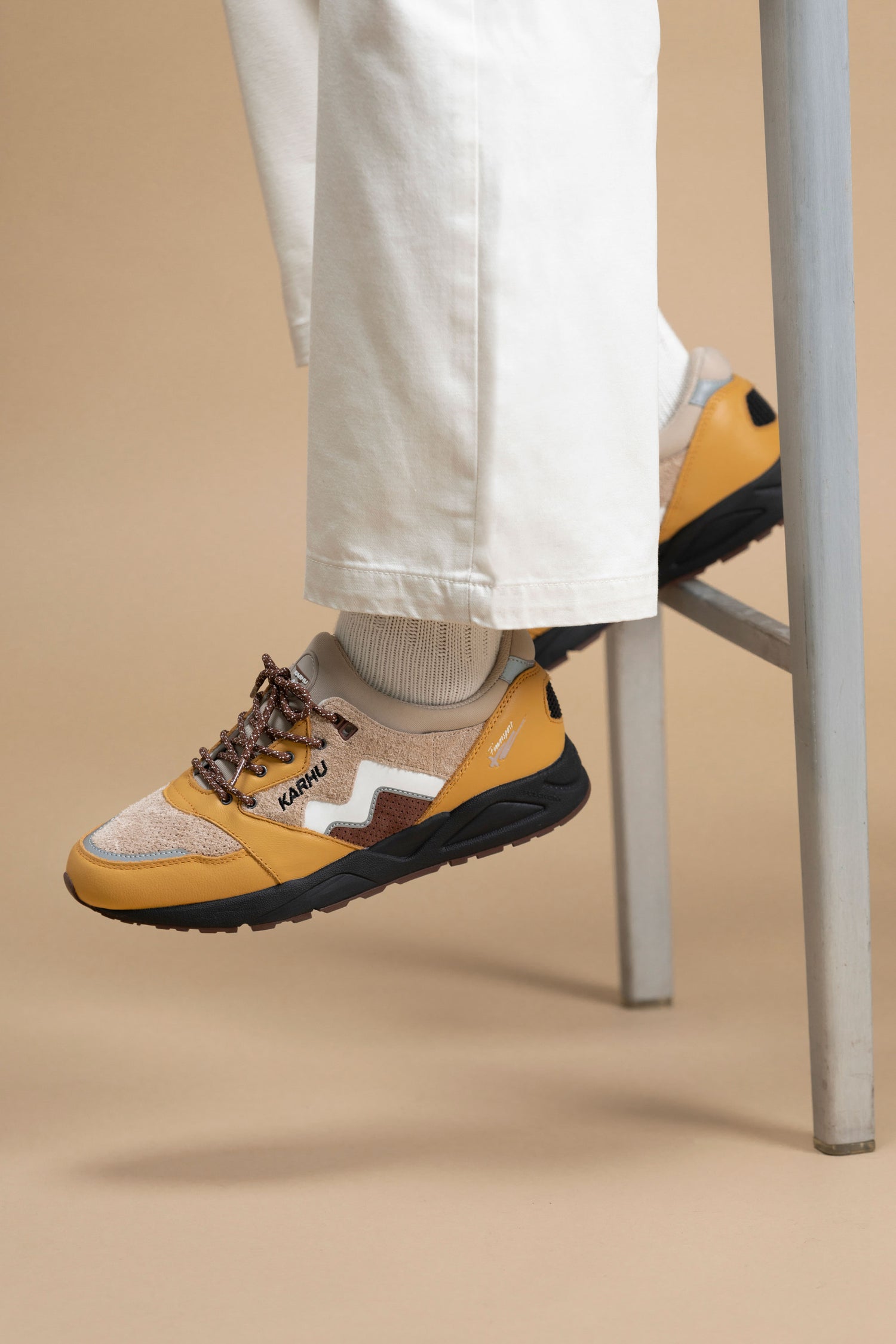 ARIA 95 - OAK BUFF / WHITE