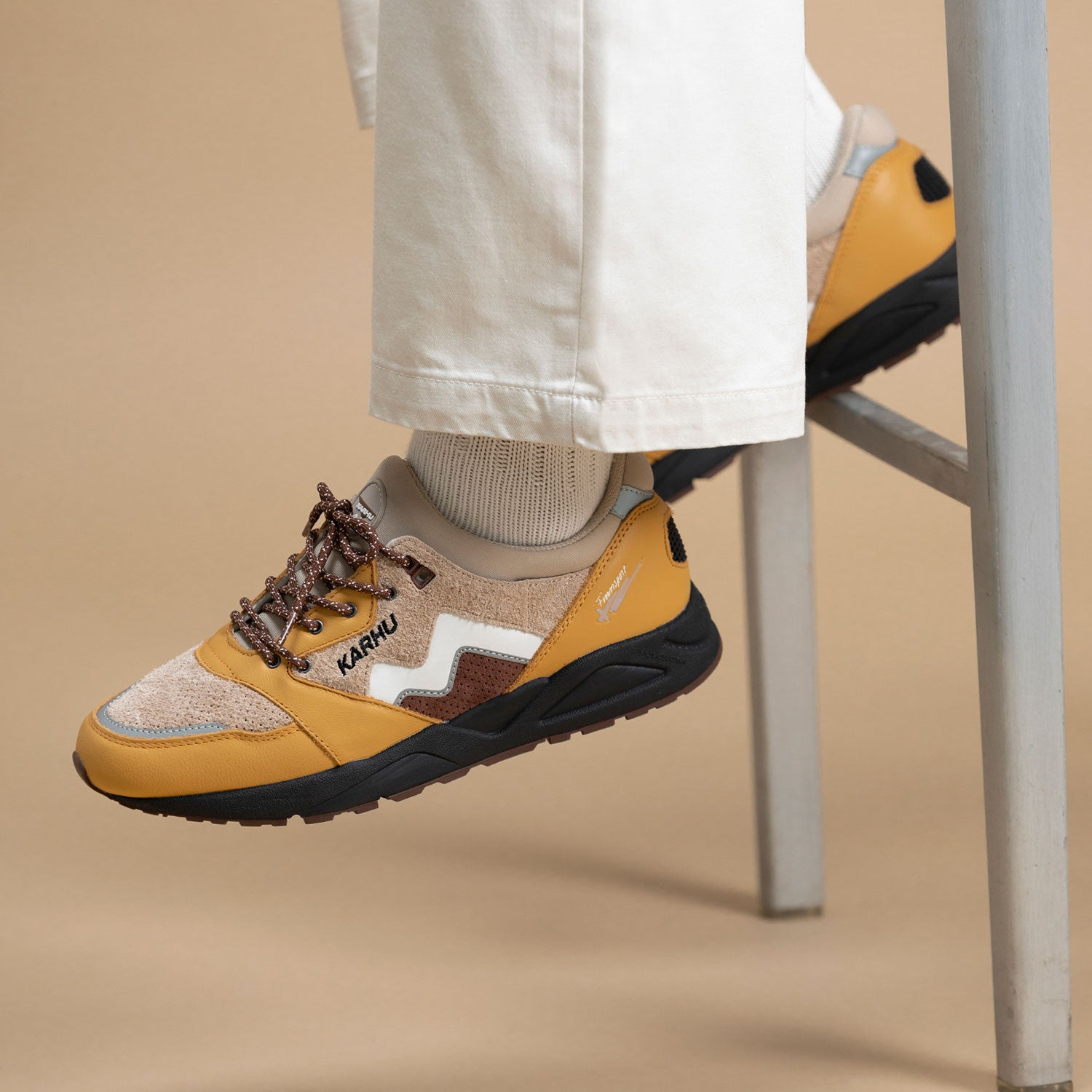 ARIA 95 - OAK BUFF / WHITE